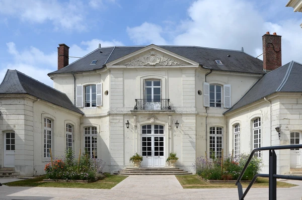 Une photographie d'une rue ou place caractéristique de Villers-Cotterêts en Aisne, montrant l'environnement urbain ou semi-urbain de la ville avec architecture typique de la région française, prise de jour en condition d'éclairage naturel professionnel. L'image doit être reconnaissable comme une localité française et servir à illustrer la zone géographique d'intervention de l'entreprise BP Solutions de l'Habitat.