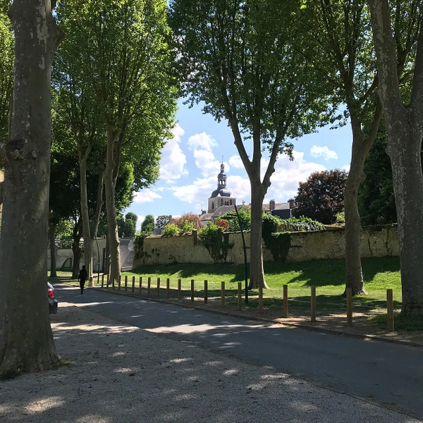 Une photographie d'une rue ou place caractéristique de Fismes en Aisne, montrant l'environnement urbain ou semi-urbain de la ville avec architecture typique de la région, prise de jour en condition d'éclairage naturel professionnel. L'image doit être reconnaissable comme une localité française et servir à illustrer la zone géographique d'intervention de l'entreprise.