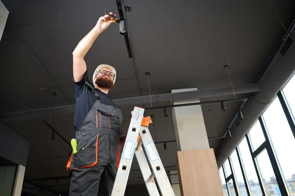 Ouvriers en bâtiment travaillant sur un chantier de construction extérieur