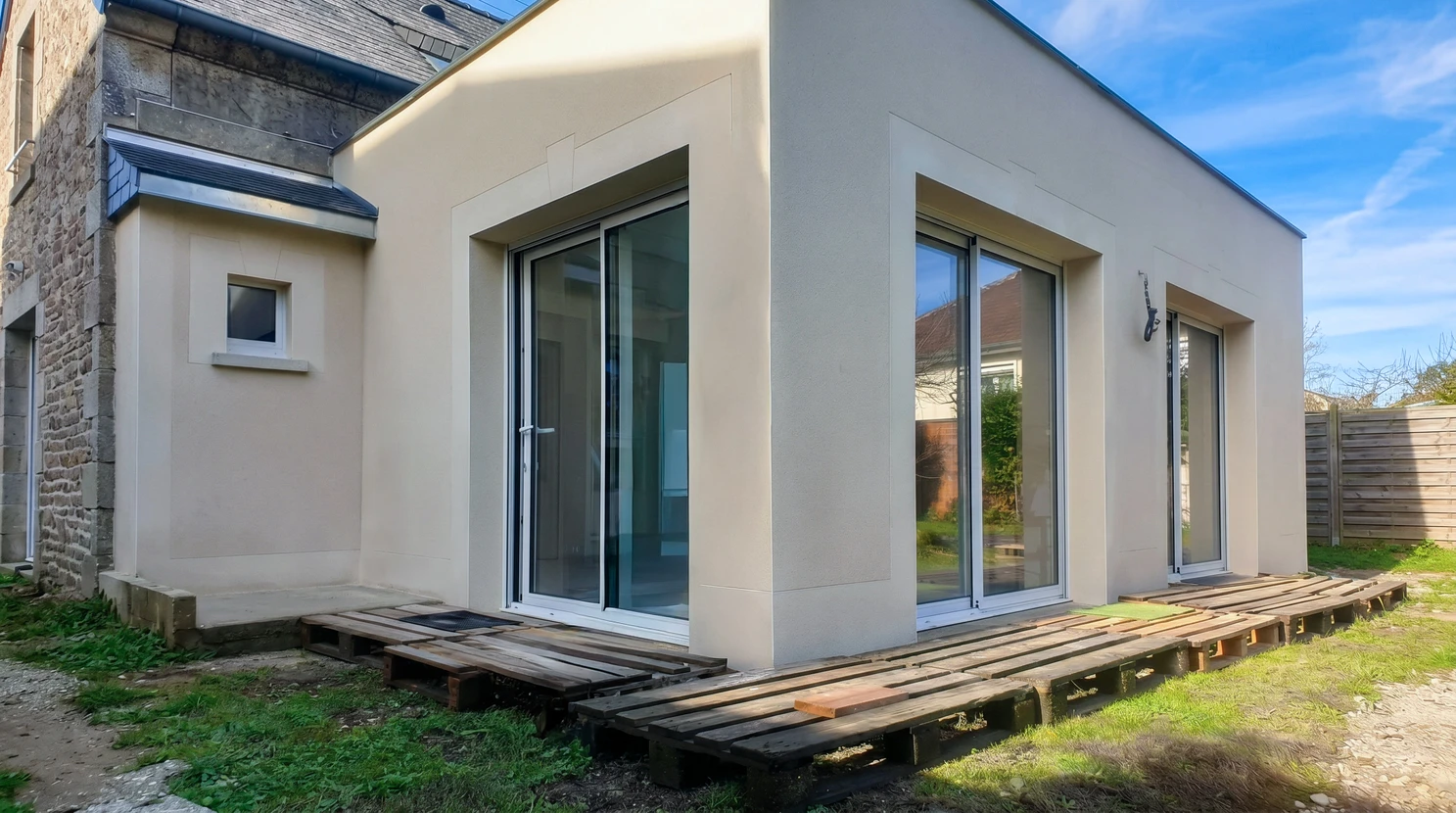 Rénovation complète d'un appartement ancien montrant la transformation avant/après